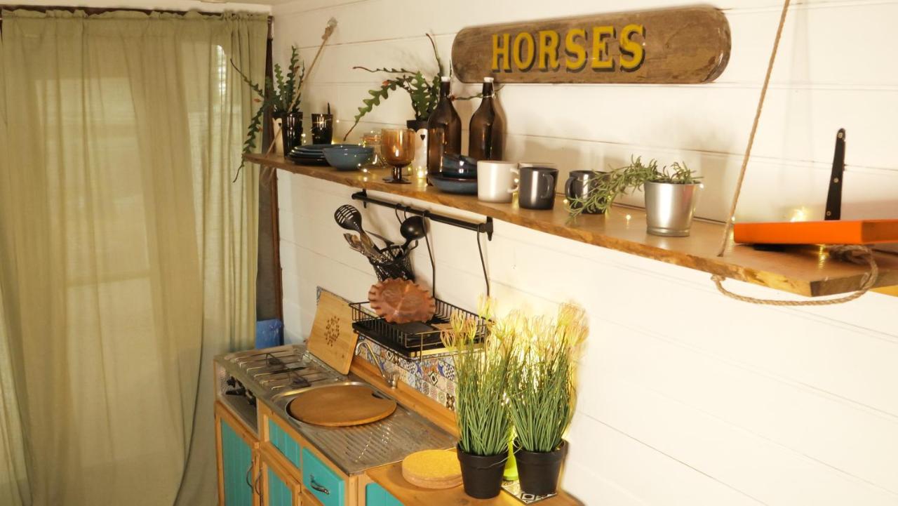 Quirky Vintage Horsebox Conversion With Stunning Views Of Ardingly Reservoir Balcombe Exterior photo