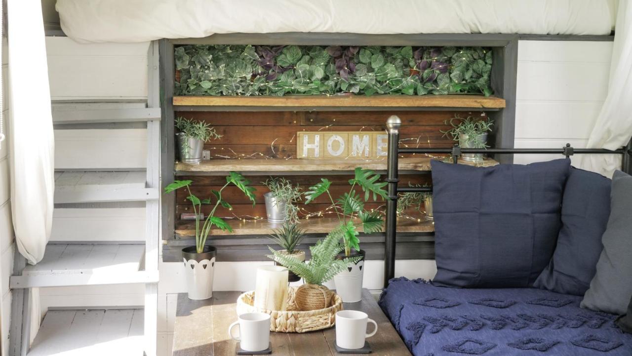 Quirky Vintage Horsebox Conversion With Stunning Views Of Ardingly Reservoir Balcombe Exterior photo