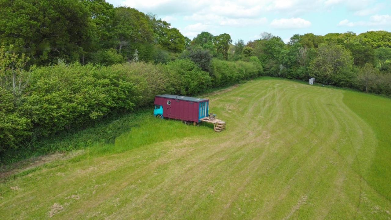 Quirky Vintage Horsebox Conversion With Stunning Views Of Ardingly Reservoir Balcombe Exterior photo