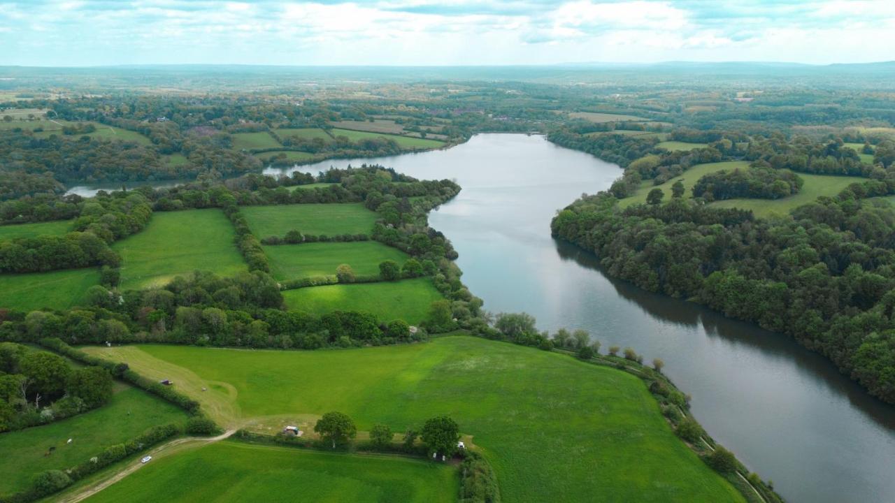 Quirky Vintage Horsebox Conversion With Stunning Views Of Ardingly Reservoir Balcombe Exterior photo